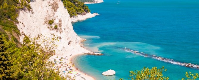spiaggia del frate numana